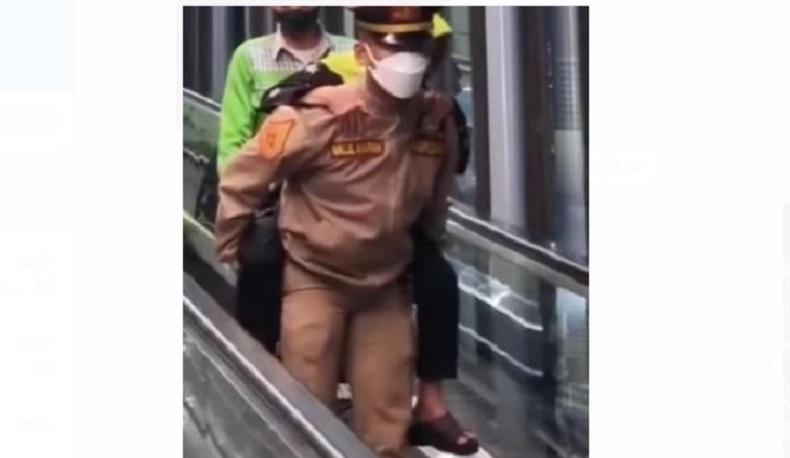 Viral Sersan Taruna Gendong Lansia Turun dari Eskalator, Netizen : Baktimu untuk Masyarakat