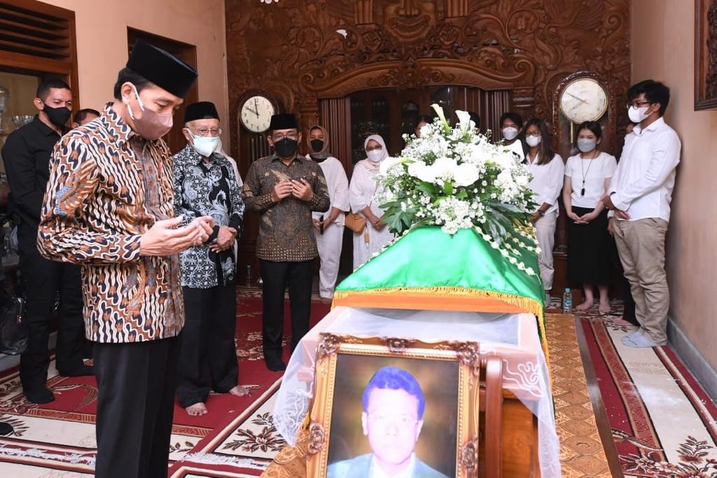 Suasana saat Presiden Jokowi Sholati dan Doakan Pakde Miyono di Solo