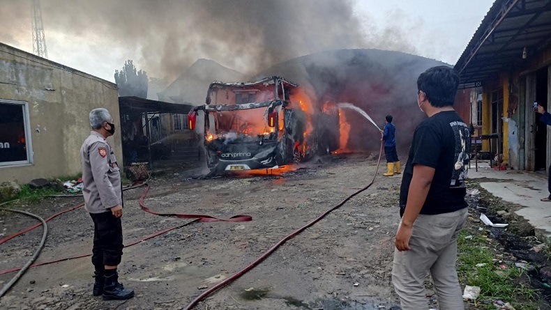 Korsleting Listrik, Bus Pariwisata Terbakar di Tangerang