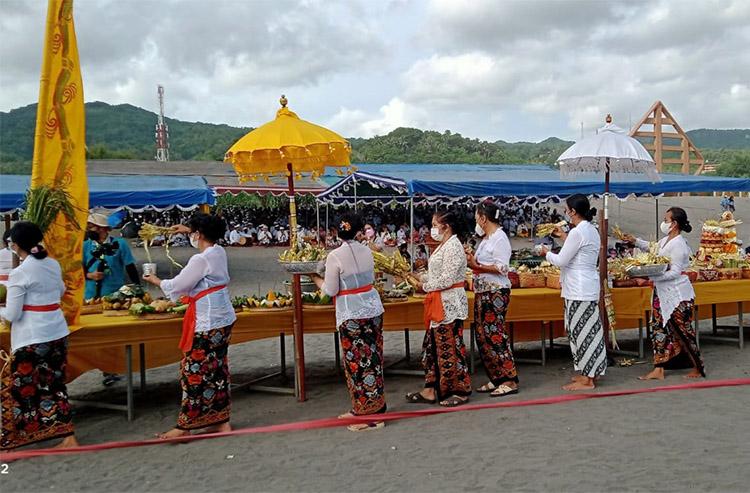 Ratusan Umat Hindu DIY Gelar Upacara Melasti di Pantai Parangkusumo