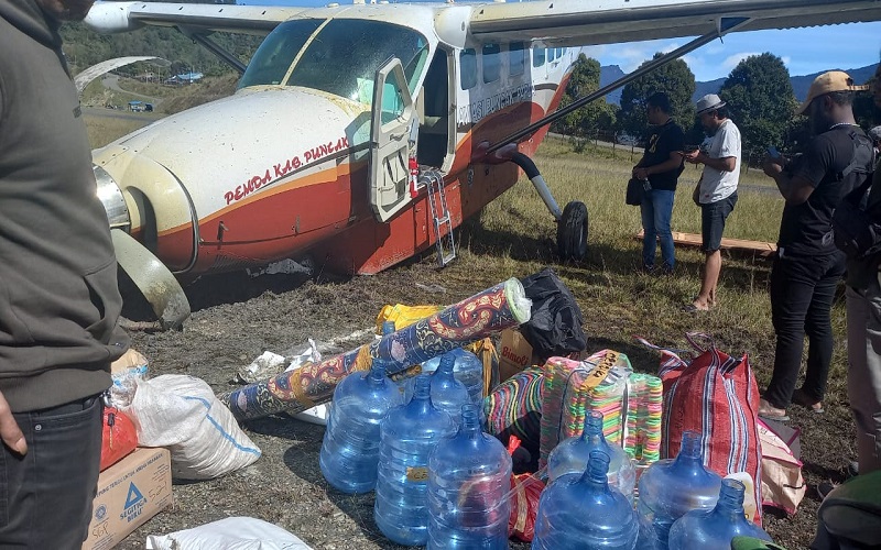 Pesawat Tergelincir di Papua gegara Pecah Ban, 6 Penumpang Selamat