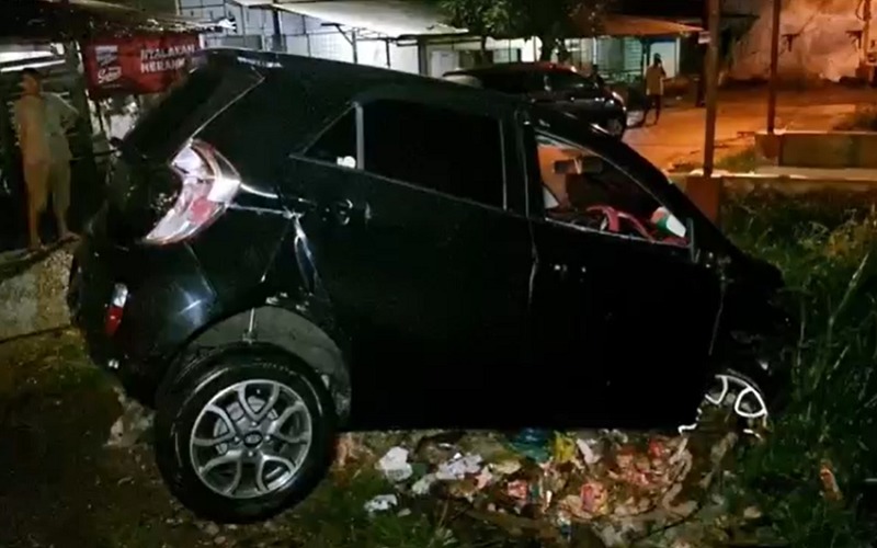 Taksi Online Tertabrak Kereta di Medan, Sopir Luka di Leher dan Kepala 
