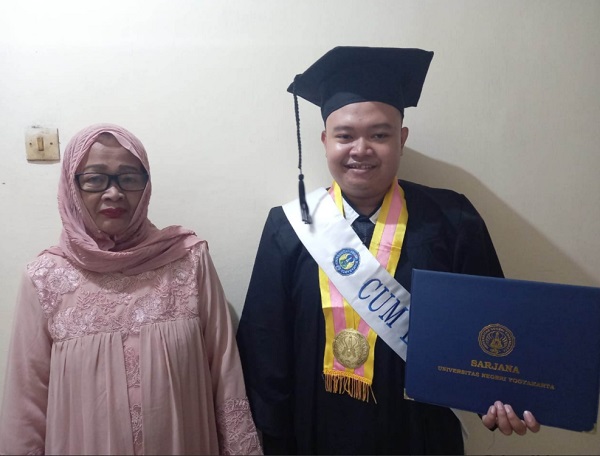 Kisah Perjuangan Anak Buruh yang Berhasil Jadi Lulusan Terbaik UNY dengan IPK 3,96