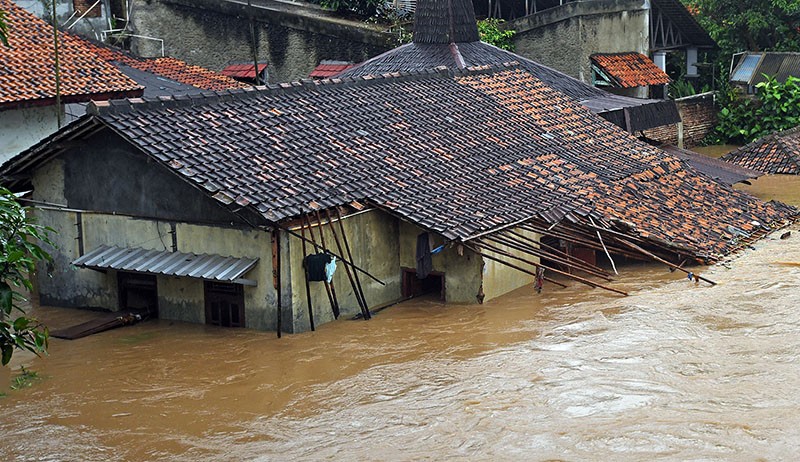 Air Sungai Meluap, Banjir 2 Meter Terjang Ratusan Rumah Warga Bandarlampung