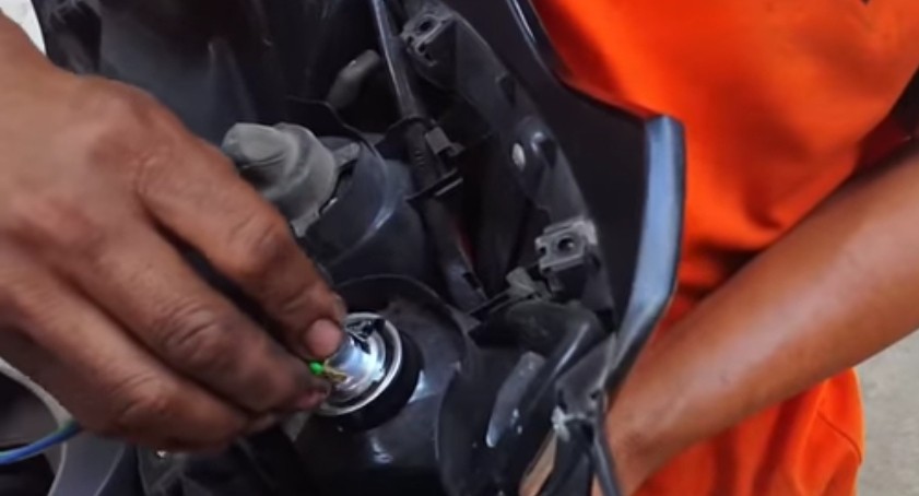 Cara Ganti Lampu Depan Sepeda Motor di Rumah, Hanya Perlu Alat Ini