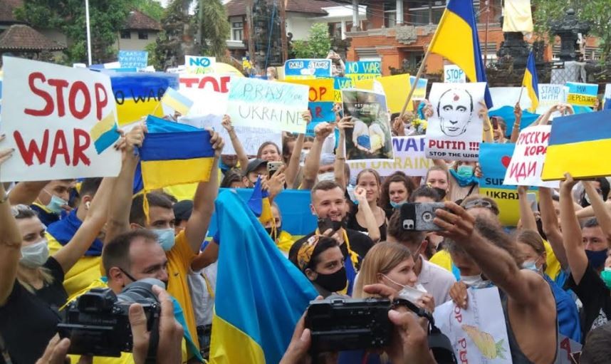Tak Kantongi Izin, Warga Ukraina di Bali Tetap Gelar Aksi Desak Hentikan Perang