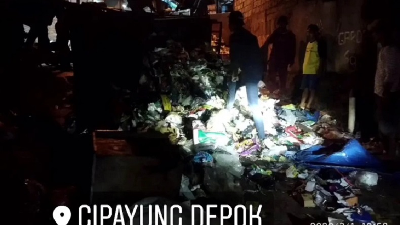 Kelebihan Muatan, Mobil Pengangkut Sampah di Depok Terbalik