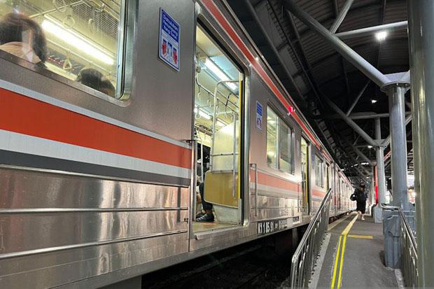 KRL Commuter Line Ditembak Senapan Angin, Polisi Telusuri Pelaku dan Motifnya