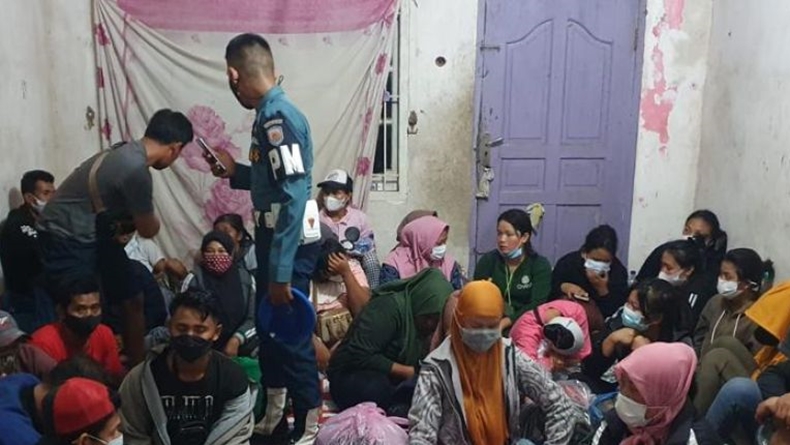 Prajurit TNI AL Gerebek Penampungan PMI Ilegal, 75 Orang Diamankan