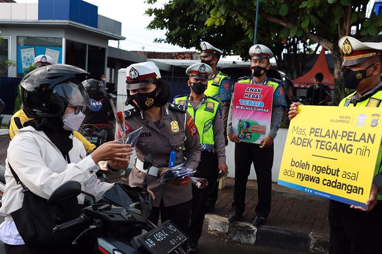 Operasi Keselamatan Progo 2022, Polres Kulonprogo Bagikan Bunga Mawar kepada Pengguna Jalan