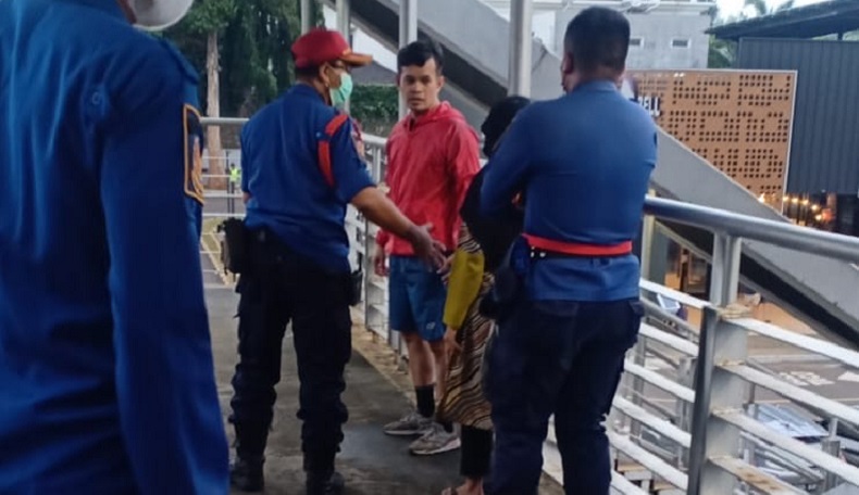 Aksi Petugas Damkar Gagalkan Perempuan Hendak Bunuh Diri di JPO Kebon Jeruk