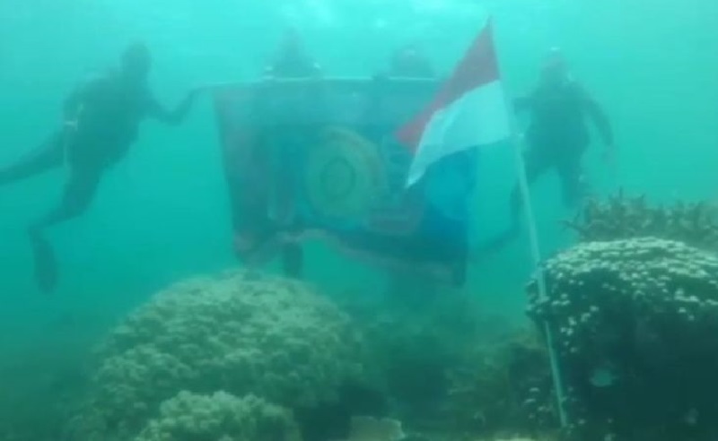 Peringati HUT ke-103, Personel Damkar Kibarkan Merah Putih di Dasar Laut Kepulauan Seribu