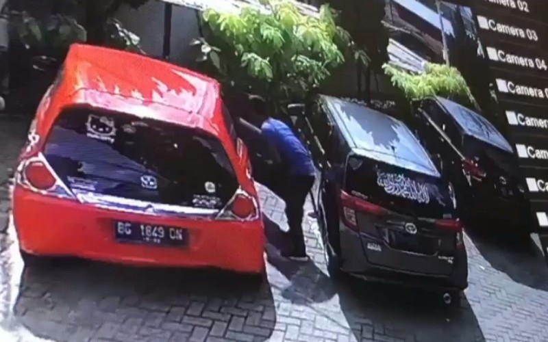Pintu Mobil Dijebol Maling, Mahasiswi Cantik Kehilangan 2 Laptop saat Makan Siang