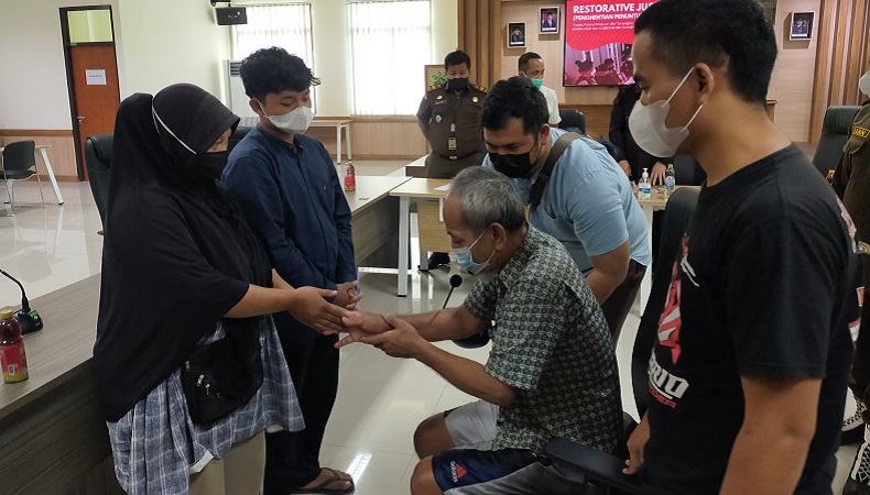 Curi Handphone untuk Berobat, Kakek Kadir di Bogor Dibebaskan Melalui Restorative Justice