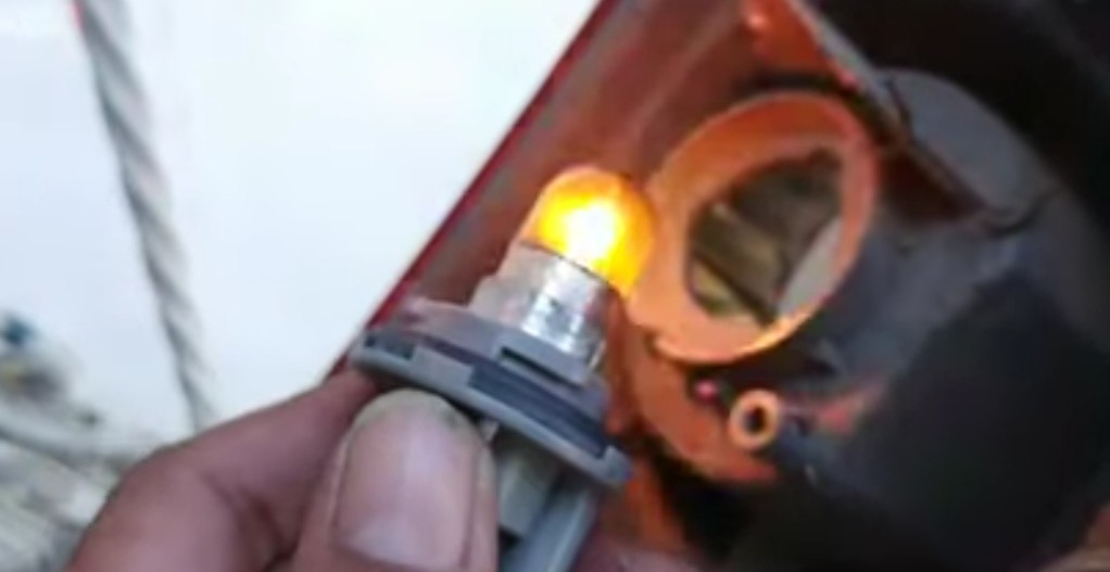 Cara Ganti Lampu Sein pada Sepeda Motor