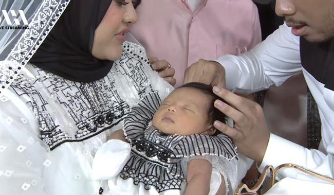 Prosesi Akikah Baby Ameena, Atta Halilintar Jadi yang Pertama Potong Rambut Putrinya