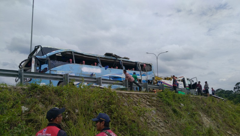 Bus Parwisata Terjun ke Dalam Tebingan 20 Meter di Tol Bocimi, 2 Orang Tewas