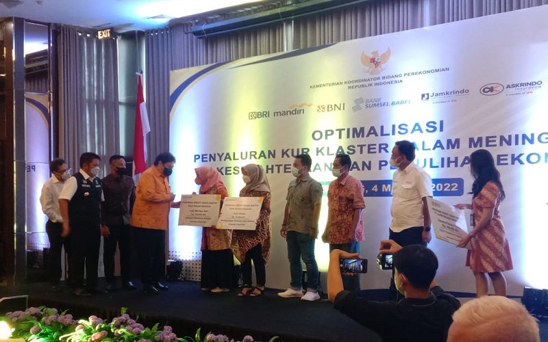 Menko Perekonomian Salurkan Langsung KUR Rp4,23 Miliar bagi UMKM di Sumsel 