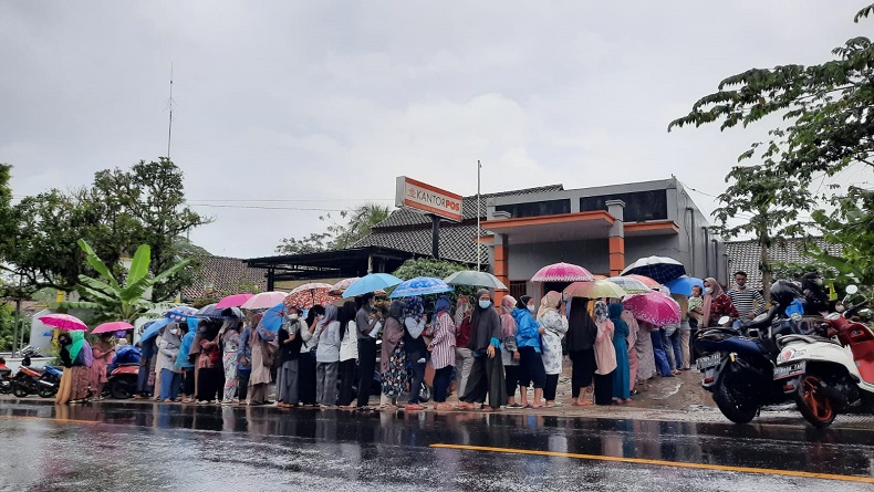Tak Peduli Guyuran Hujan, Warga Ciamis Antre Berdesakan demi BPNT