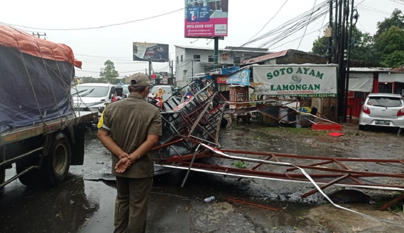 Gapura Situ Cipondoh Roboh Diterjang Angin Kencang