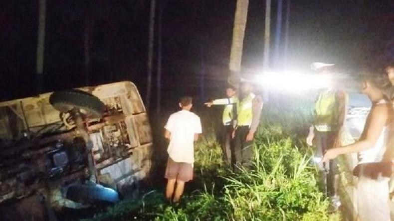 Gagal Lewati Tanjakan, Bus Berjalan Mundur lalu Terguling di Bolmong Utara