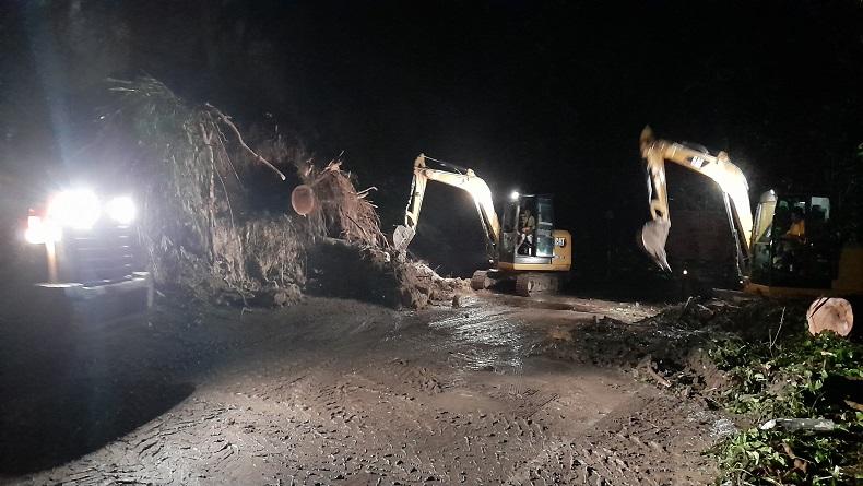 Pengendara Motor Tewas Tertimbun Tanah Longsor di Jalan Yos Sudarso Manado