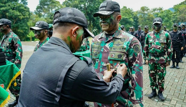 Pangkostrad Letjen Maruli Terima Brevet Intai Tempur