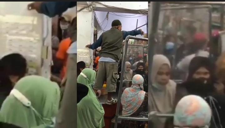 Emak-Emak Berebut Minyak Goreng hingga Ricuh, Seorang Pria Nekat Naik Meja Kasir Swalayan