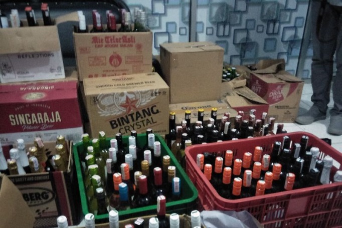 Polisi Sita Ribuan Miras Bermerek Tanpa Izin di Mandalika