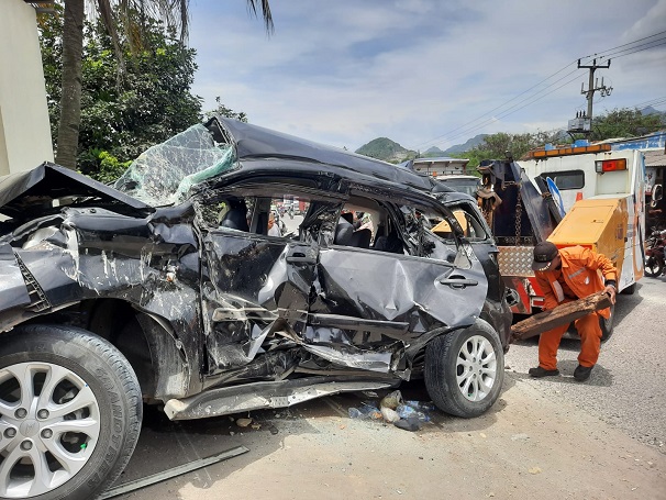 Mendadak Mundur, Truk Tronton di Purwakarta Hantam 4 Kendaraan Bikin 2 Korban Terjepit