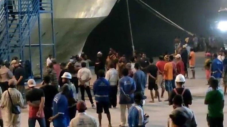 Kerabat Dianiaya di Kapal, Keluarga Korban Kepung Pelabuhan Kota Sorong