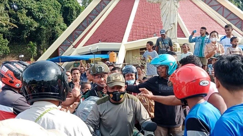 Begini Kondisi Penerjun Marinir setelah Salah Mendarat di Halaman Gereja Katedral