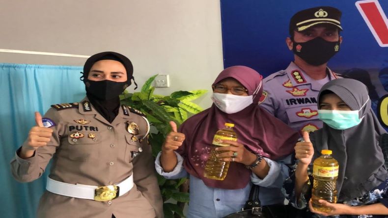 Pendaftar SIM di Polrestabes Semarang Dapat Bonus Minyak Goreng dan Vaksinasi