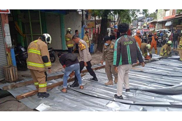  Atap Rumah Warga Ciracas Ambruk Diterjang Angin Kencang 