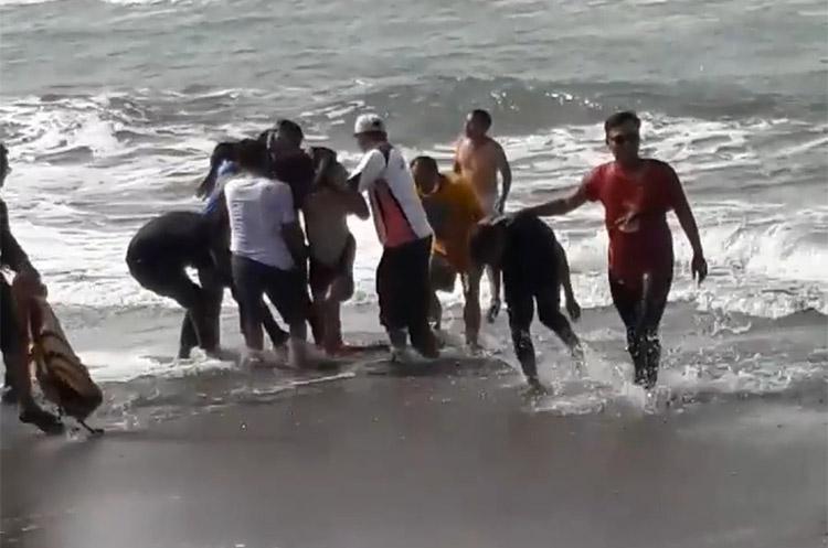 Viral, Dua Wisatawan Terseret Ombak Pantai Cemoro Sewu Bantul Diselamatkan Tim SAR