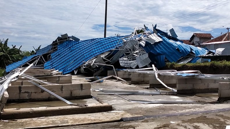 Diterjang Angin Puting Beliung, Pasar Jambe Indramayu Berantakan
