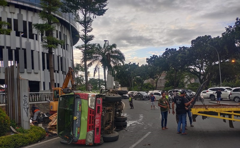 Truk Pengangkut Sampah Terguling di Serpong Hindari Pemotor Ugal-ugalan