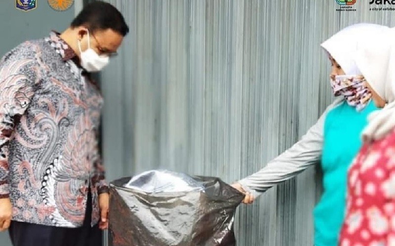 Kunjungi Bank Sampah di Cilandak Jaksel, Anies Diserbu Emak-Emak