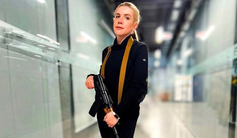 Politikus Cantik Ukraina Ini Gendong Senapan AK Siap Lawan Rusia: Putin Salah Perhitungan!