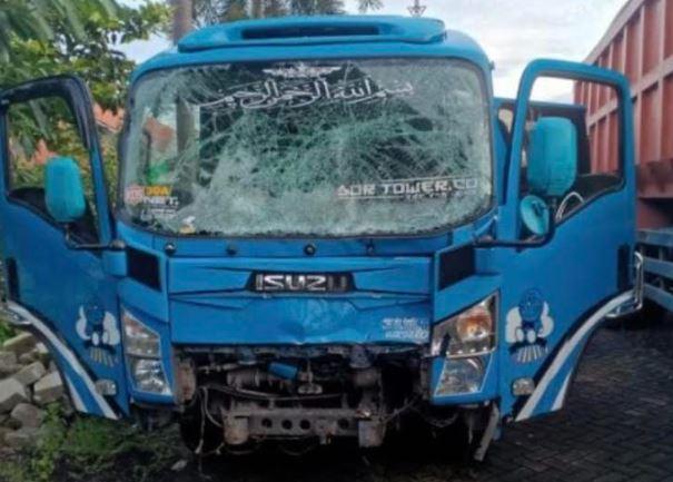 Elf Oleng Tabrak 2 Motor di Gresik, Pasutri Tewas 2 Luka