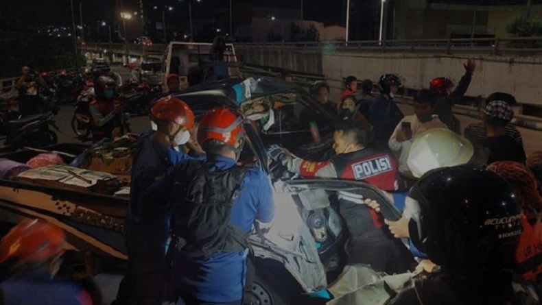 Mobil Pikap Terbalik di Pulogadung, Sopir Terjepit dan Diselamatkan Damkar