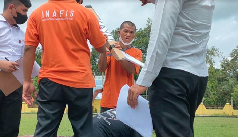 Rekonstruksi Pembunuhan di Bangka Tengah, Kepala Korban Dihantam Balok hingga Tewas