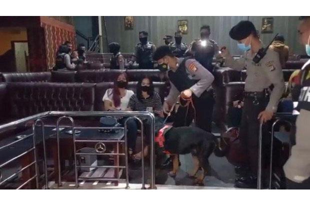  Tempat Hiburan Malam Ini Berusaha Kecoh Petugas dengan Matikan Lampu dan Gembok Pagar