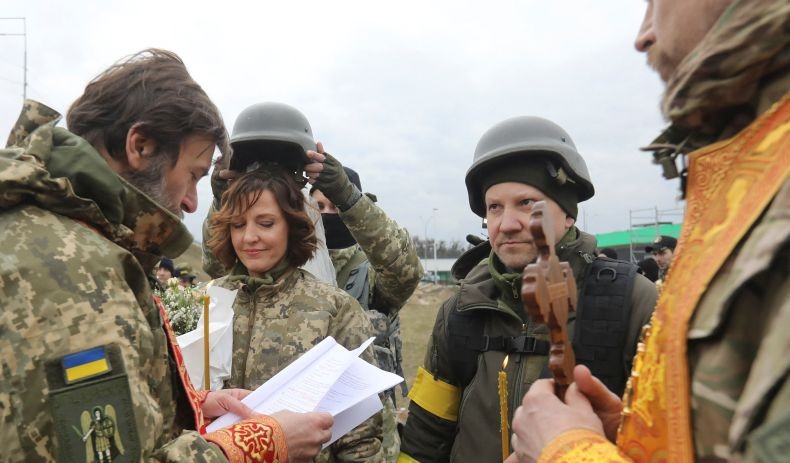 Haru, Sepasang Prajurit Ukraina Terpaksa Menikah di Garis Depan Pertempuran