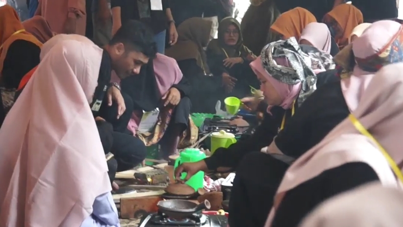 Gurihnya Apam, Camilan Khas Aceh yang Dimasak di Belanga Tanah