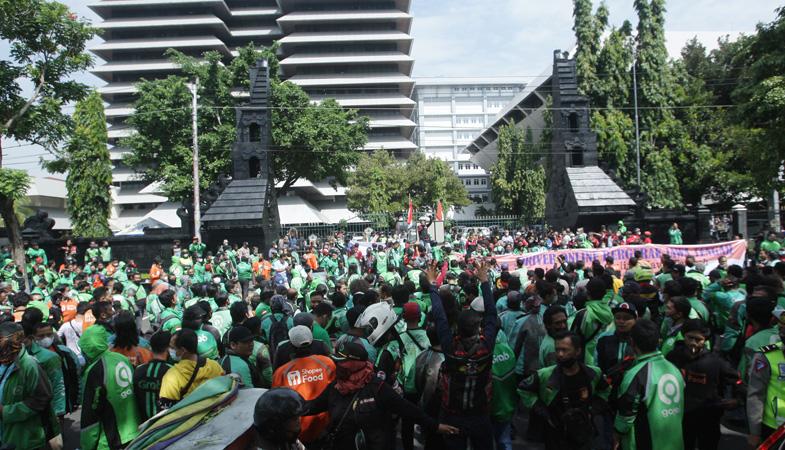 Ratusan Driver Ojol Demo di Kantor Gubernur Jateng, Begini Respons Ganjar 