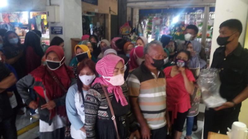 Ratusan Emak-emak Serbu Operasi Pasar Minyak Goreng di Pasar Karangjati Semarang