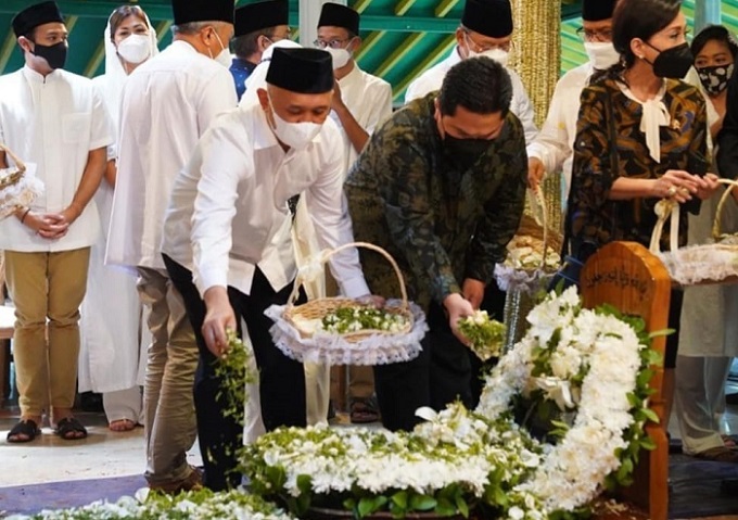 Hadiri Pemakaman Arifin Panigoro, Erick Thohir: Kami Antarkan ke Tempat Peristirahatan Terakhir