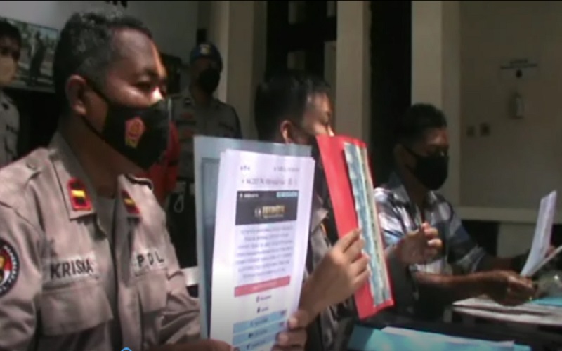 Asyik Layani Pembeli, Bandar Judi Online Tak Sadar Ditunggu Polisi 