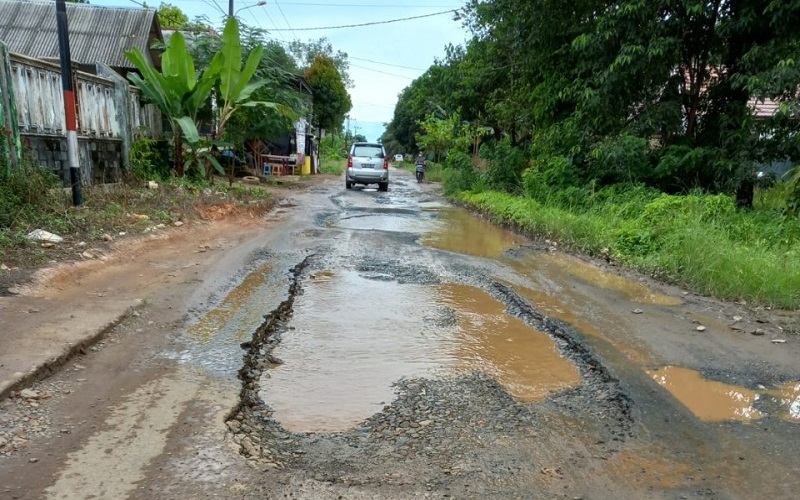 Jalan Berlubang di Tanah Laut Dikeluhkan, Warga: Banyak yang Jatuh saat Melintas